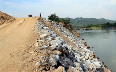 Thi công xây dựng công trình: Cứng hóa về mặt đê tả Sông Lô, thuộc dự án cầu Sông Lô và cứng hóa về mặt đê  tả  Sông  Lô,  huyện  Đoan  Hùng